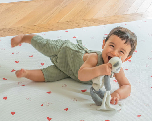 Comment stimuler la motricité de votre bébé avec un tapis d’éveil adapté ?